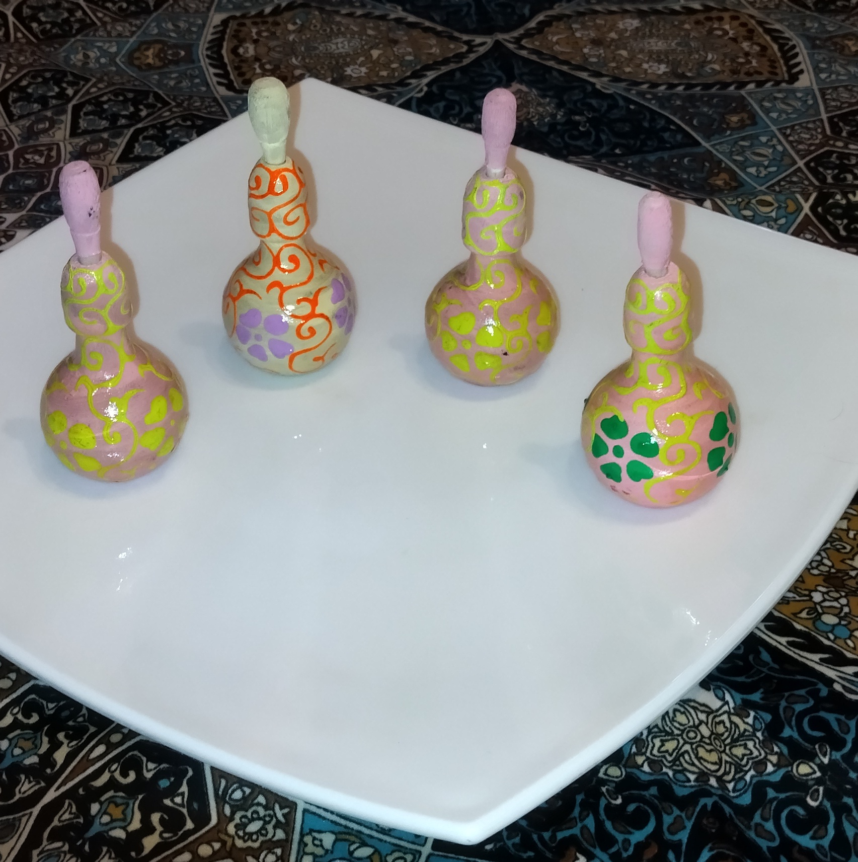 سرمه دان چوبی زمینه صورتی روشن 