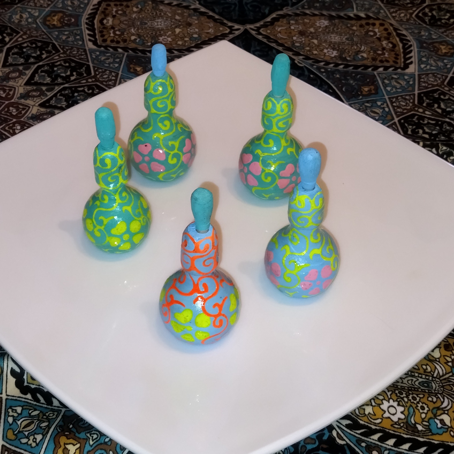 سرمه دان چوبی زمینه آبی روشن 